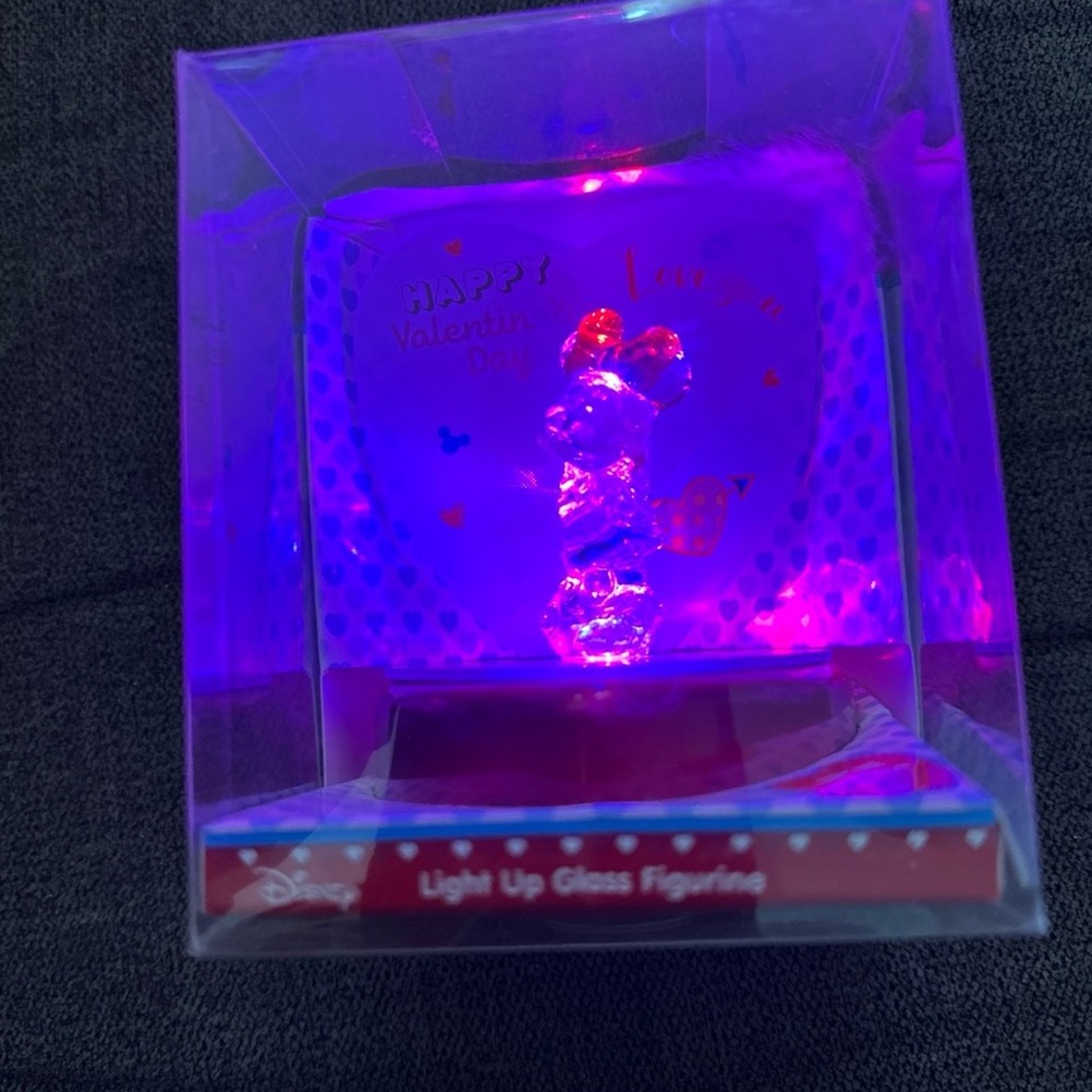 Disney Valentines Day Minnie Mouse Light Up Glass Figurine on Mirror Stand - Picture 5 of 8